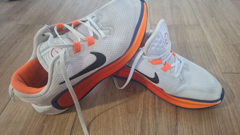 Продам підліткові  кросівки Nike Infinity Flow у фірмовому забарвленні White Total Orange Blue
