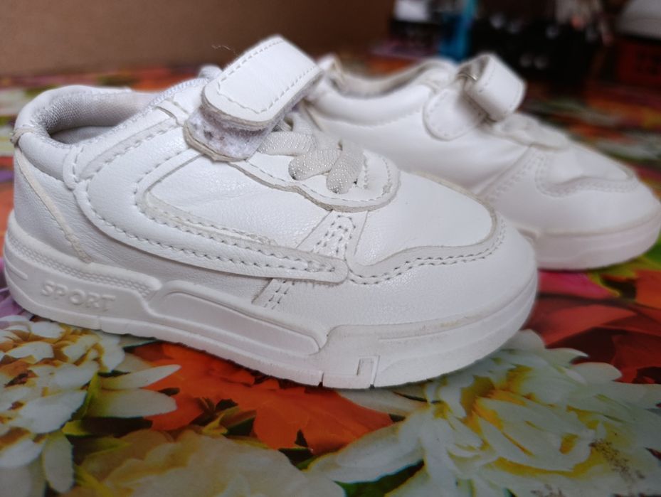 Дитячі кросівки  )