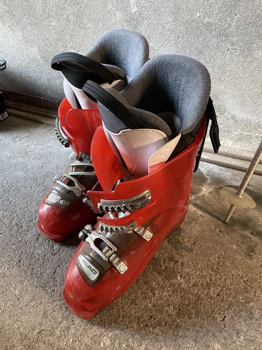 Esquis com botas e bastões