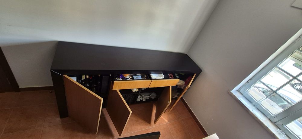 Mesa extensível fabricada em Paços de Ferreira,  de madeira maciça
