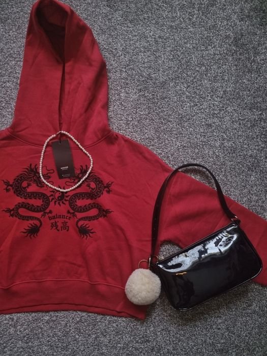 Czerwona bluza z kapturem