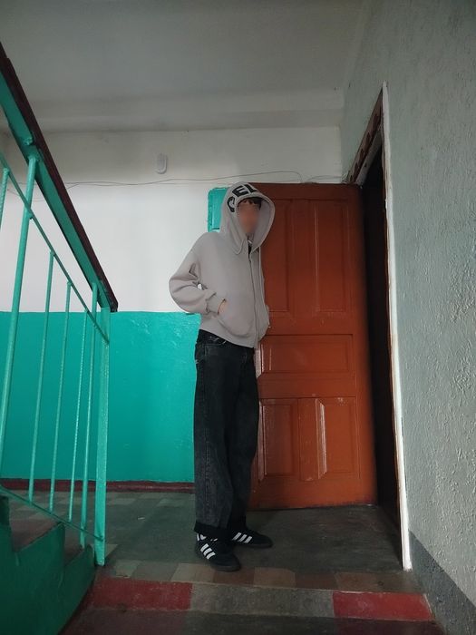 Продам кофту. Стан хороший, без дефектів.
