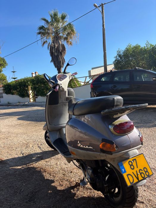Vendo scooter Vespa ET2 de 1999 com matrícula portuguesa.