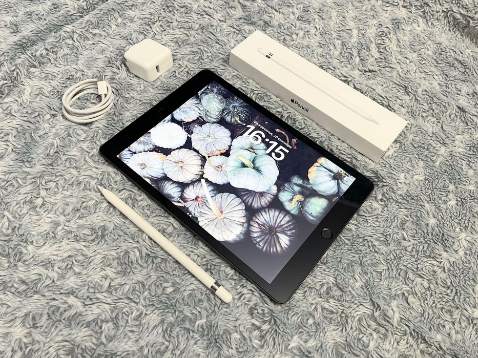 IPad 8 (32 gb) LTE, отличное состояние + стекло! A2428