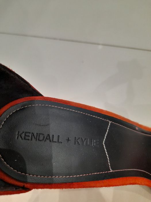 Фірменні  жіночі босоніжки  .