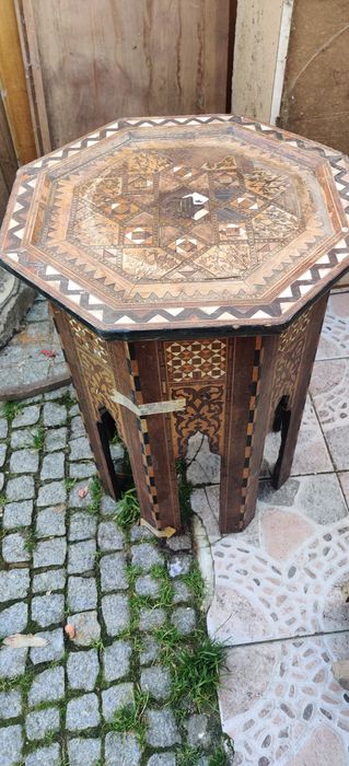 Mesa em madeira com marchetaria