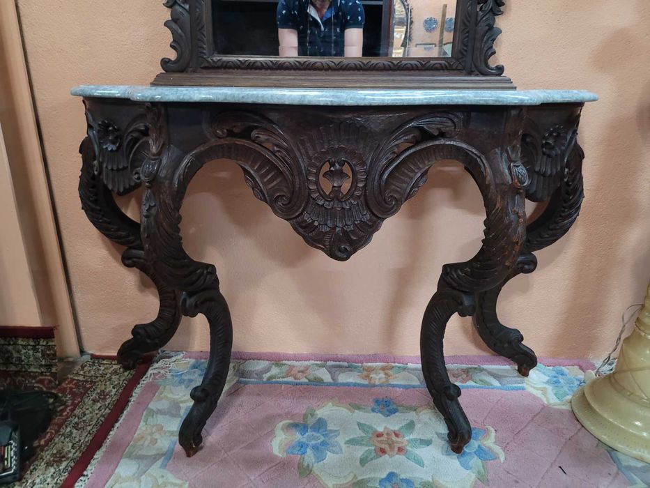 Consola antiga em madeira trabalhada com tampo em pedra e gran