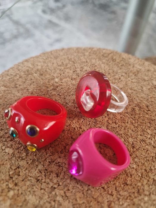 Pierścionek  czerwony różowy  plastik
