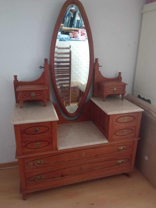 Mobília antiga de quarto de casal