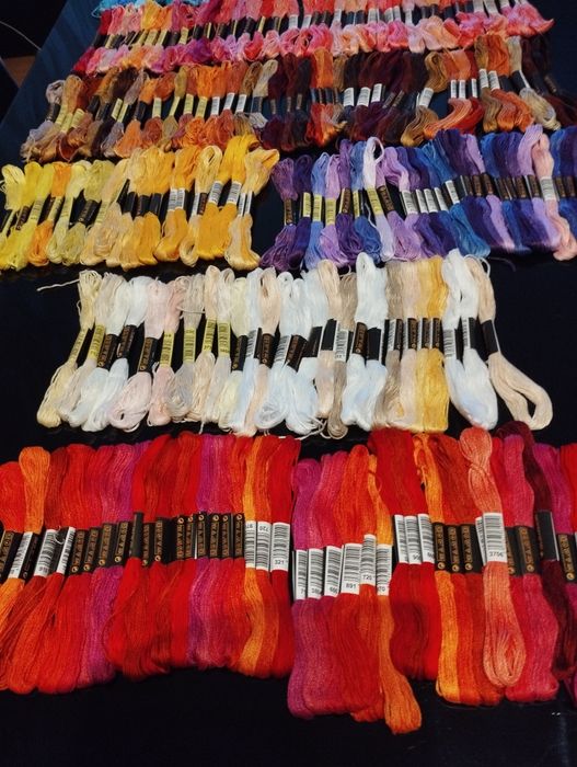 300 medas de linha, fio  para bordados.  Marca branca.