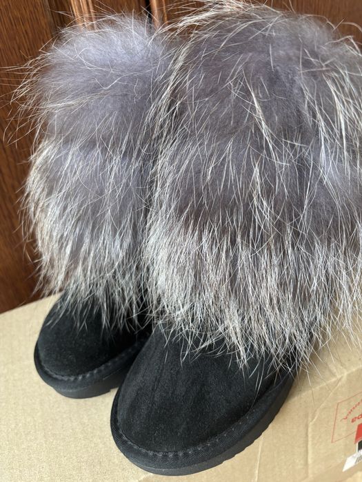 Угі натуральна замша з хутром .