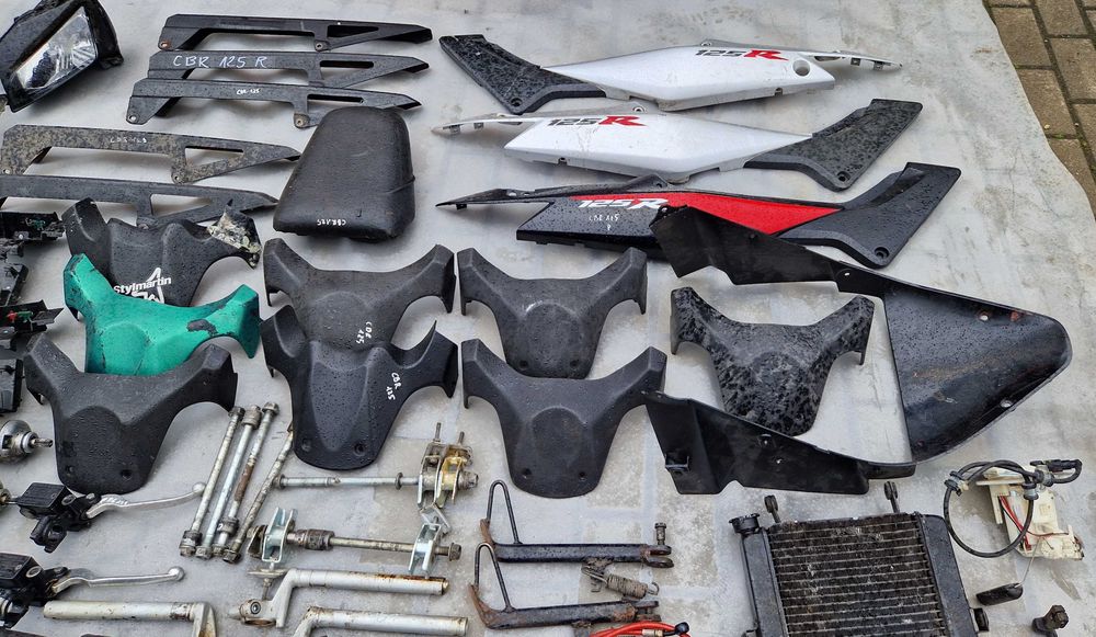 Honda CBR 125 rozrusznik uchwyt lampa kierunkowskaz łącznik plastik