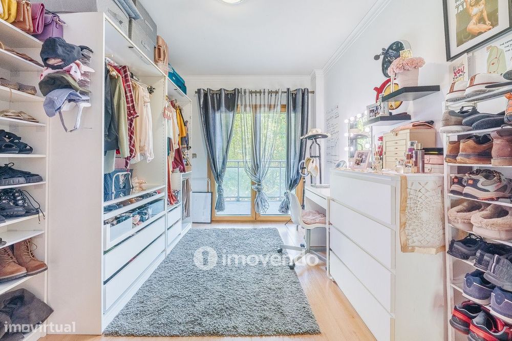 Apartamento T2 moderno, com garagem e varanda enorme, na Malvarosa
