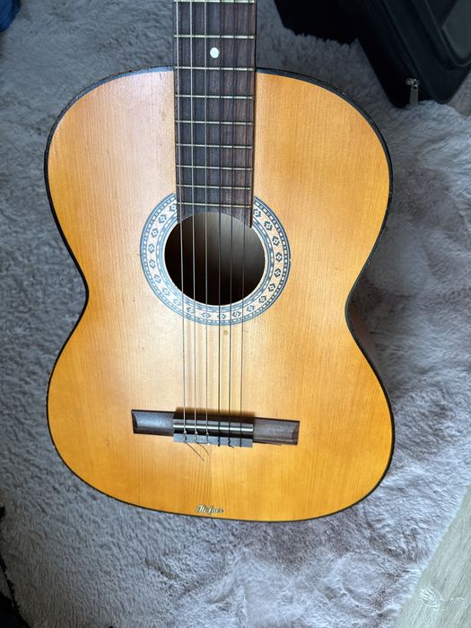 Hofner класична гітара + нейлонові струни