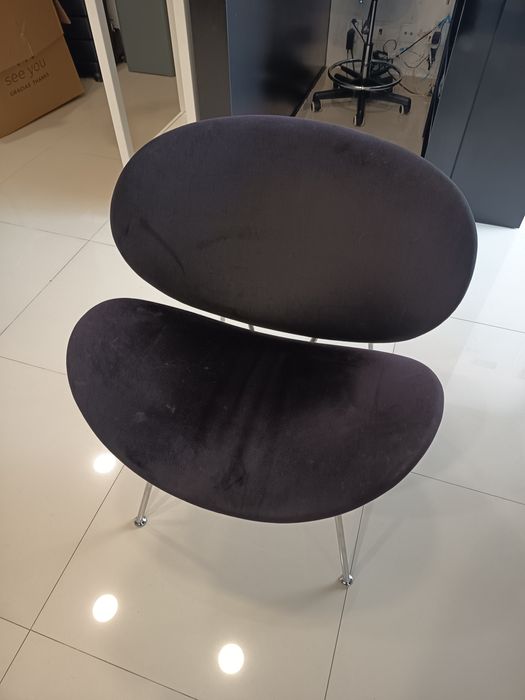 Cadeiras pretas em tecido aveludado, para salão ou sala de esta