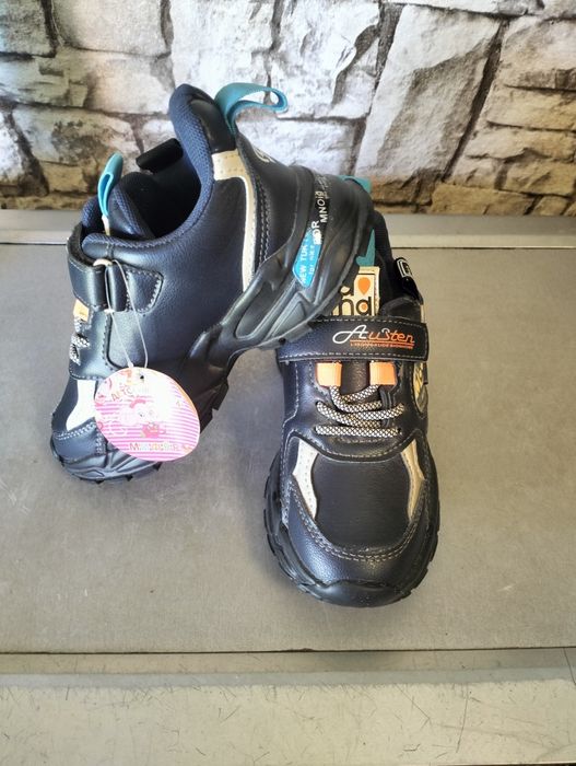 Нові кросівки на хлопчика