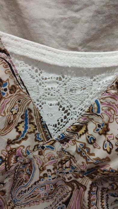 Bawełniano-jedwabna sukienka we wzór paisley marki Laura Ashley.