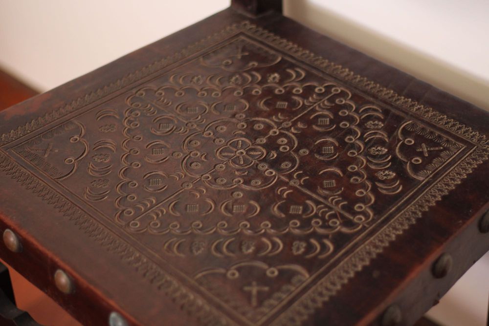 Mesa de jantar antiga em madeira + 8 cadeiras