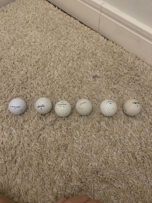 bolas de golf brancas