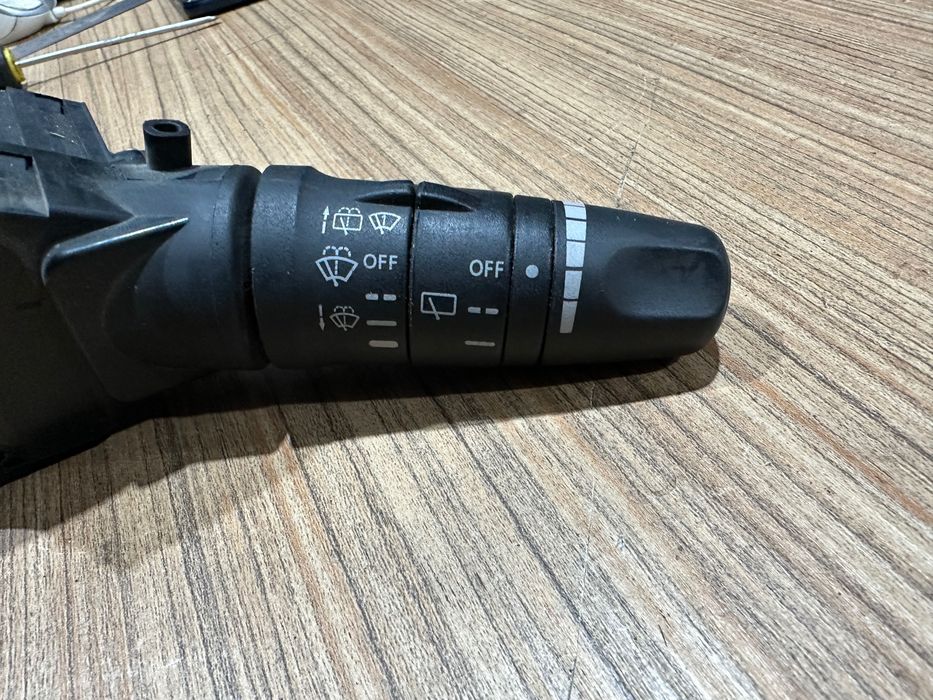 Переключатель подрулевой правый Nissan Primera P12  25260AV610