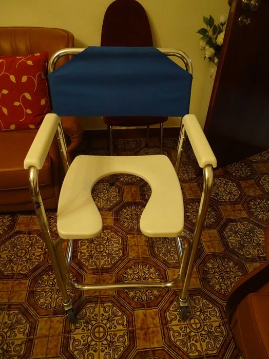 Cadeira sanitária/banho com rodas – como nova