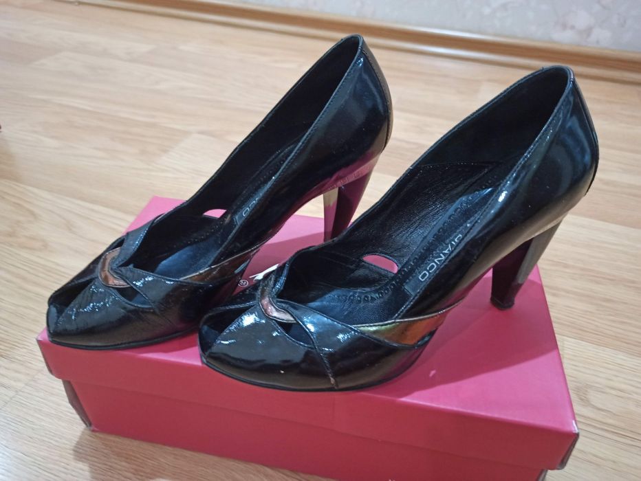 Шкіряні лакові туфлі