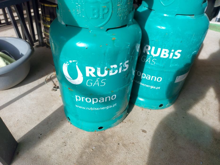 1 fogão portátil com 2 bocas e  redutor 2 garrafas de gaz propano vazi