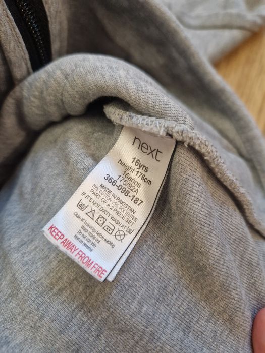 Bluza rozpinana z kieszeniami 176