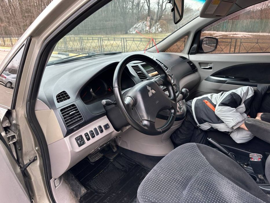 mitsubishi grandis