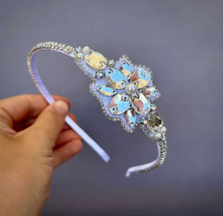 Tiara/Bandolete bordada à mão – peça exclusiva