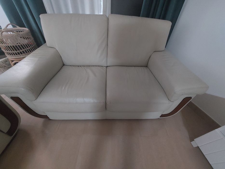 Sofás em pele creme . Um deles com algumas marcas de uso, o outro praticamente novo. Posso vender só um.