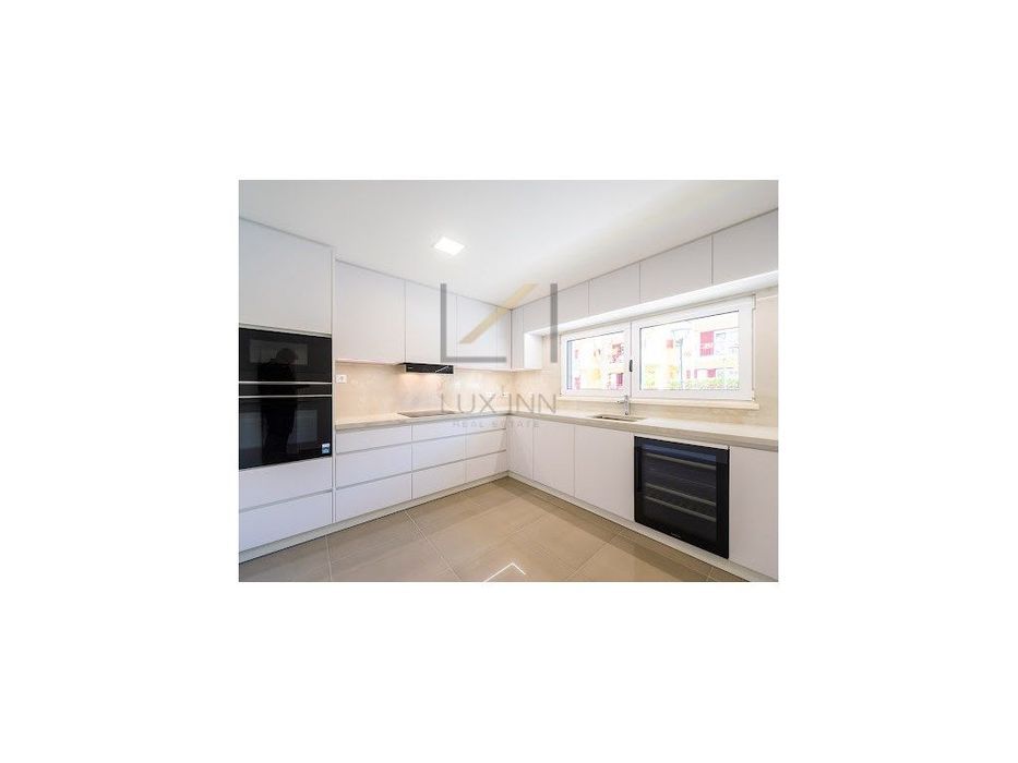Moradia de Luxo T4 , São Pedro Do Estoril, com Piscina e Garagem