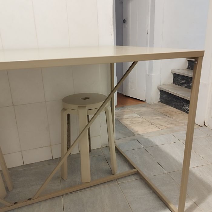 Mesa de metal bege