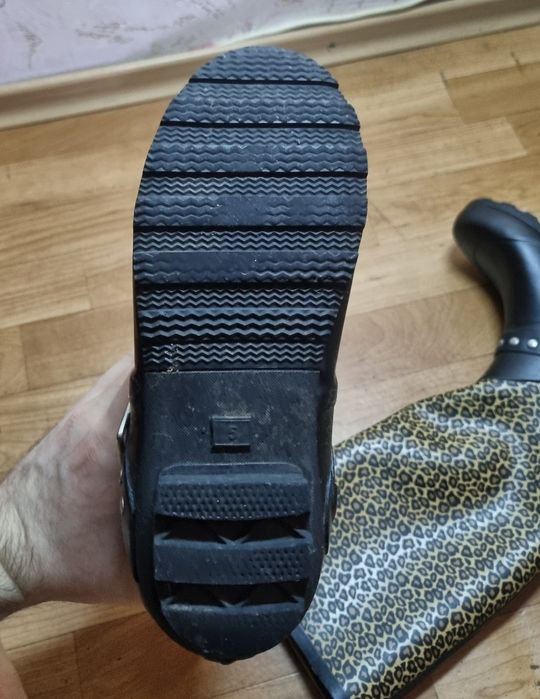 Стильні резинові жіночі чоботи, стан нових