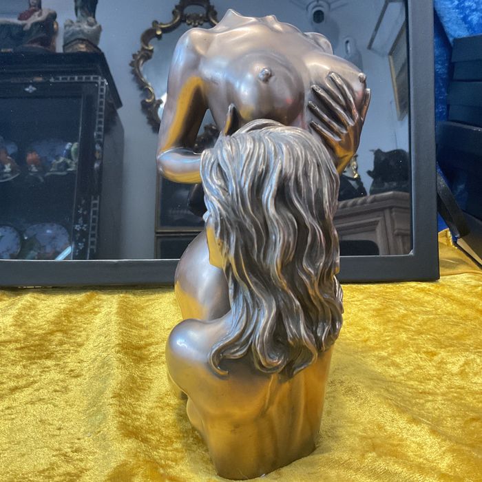 Escultura lady’s bronze 20 cm assinada.