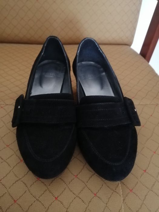 Sapatos em camurca pretos. Sem uso