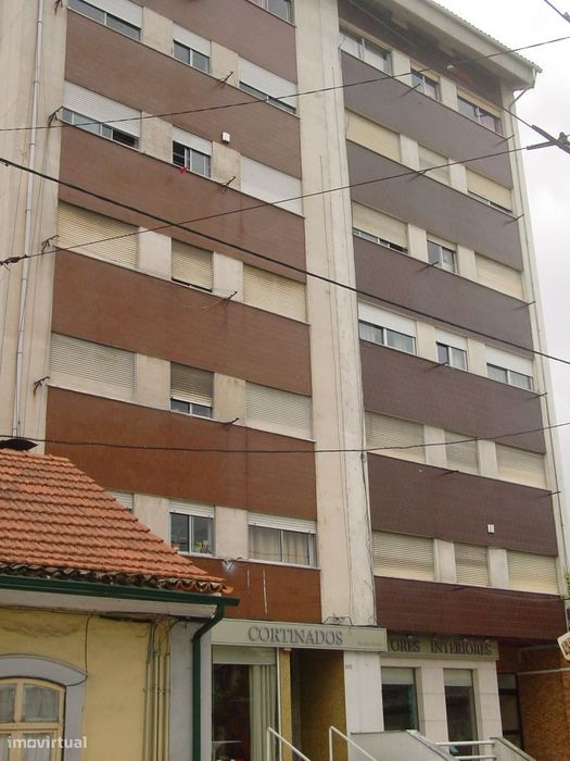 Arrenda-se T2 equipado e parcialmente mobilado na Rua do Brasil