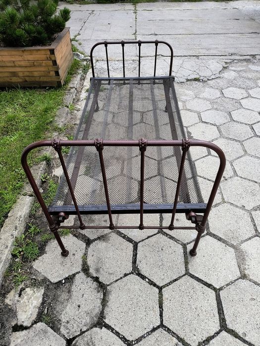 Stare metalowe łóżko