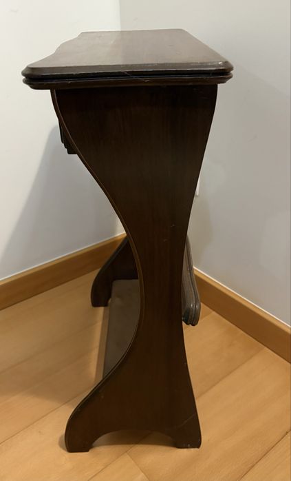 Mesa com suporte para jornais