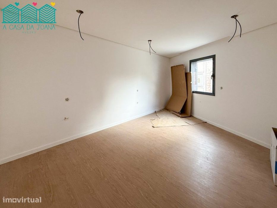 Apartamento T3 com Lugares de Garagem em Esgueira