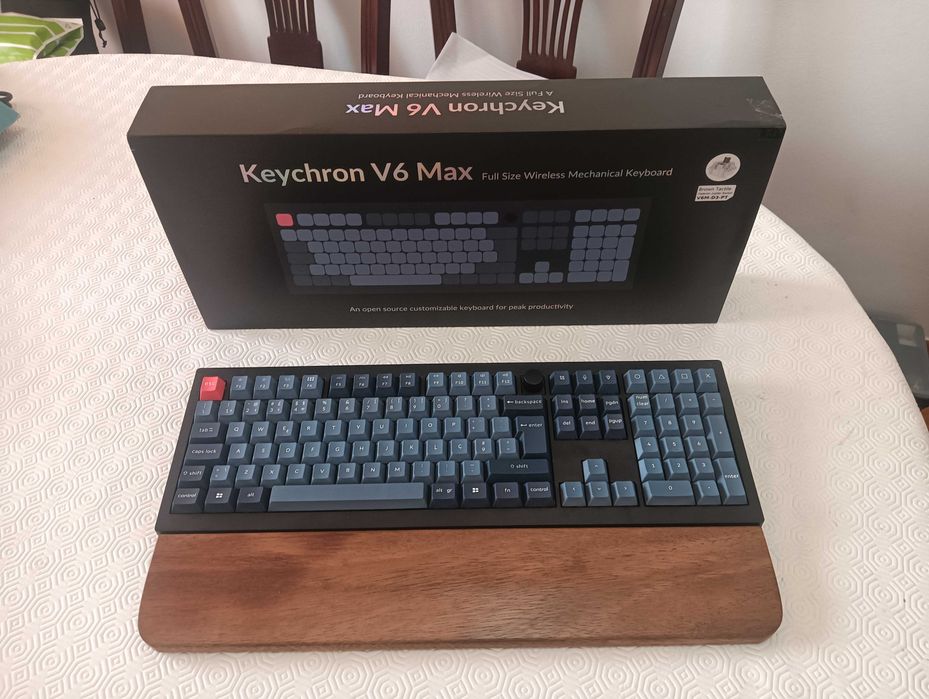 Teclado Mecânico Wireless 100% - Keychron V6 Max + Apoio de Pulso em Madeira