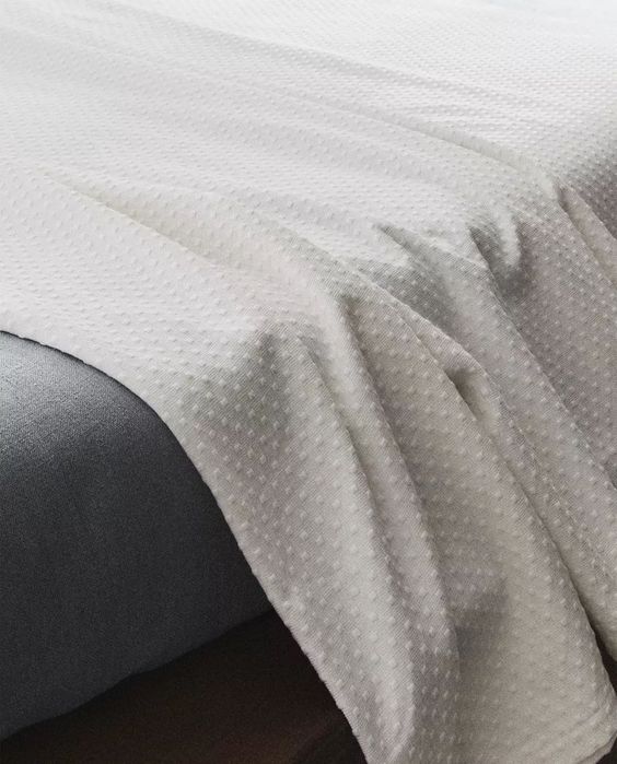 Zara Home narzuta na łóżko w kropki