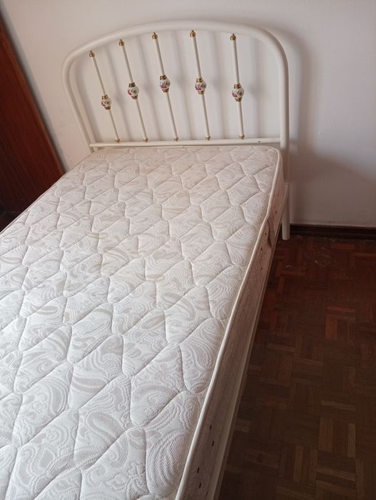 - Cama de Ferro + Estrado + Colchão ortopédico + mesas de cabeceira