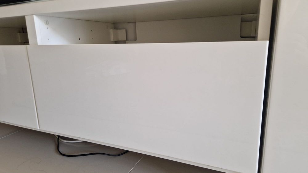 Móvel de TV IKEA BESTÅ Branco Alto Brilho com Tampo em Vidro
