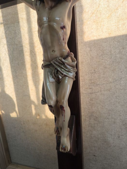 Imponente Crucifixo de Mesa em Madeira e Marfinite