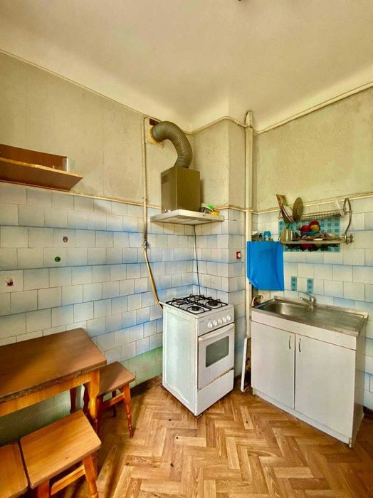 Черчиля 17, роздільна 2к.квартира, метро Дарниця 7 хвилин пішки, є ГАЗ