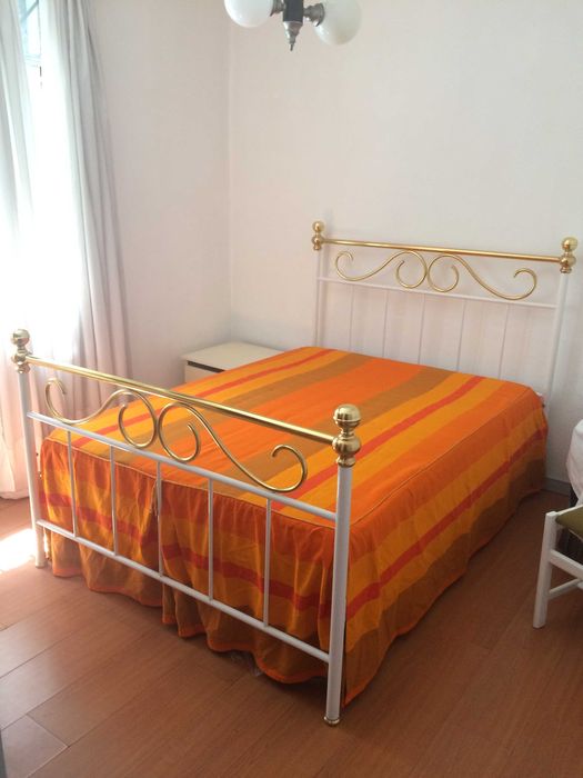 Cama de casal de ferro e latão (1,40x1,85 sem estrado nem colchão)