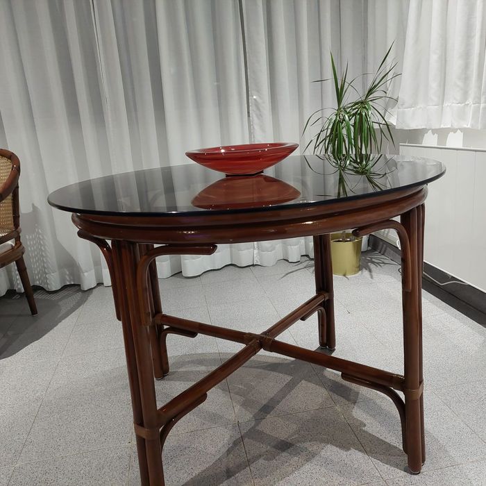 Mesa de jantar de madeira e vidro