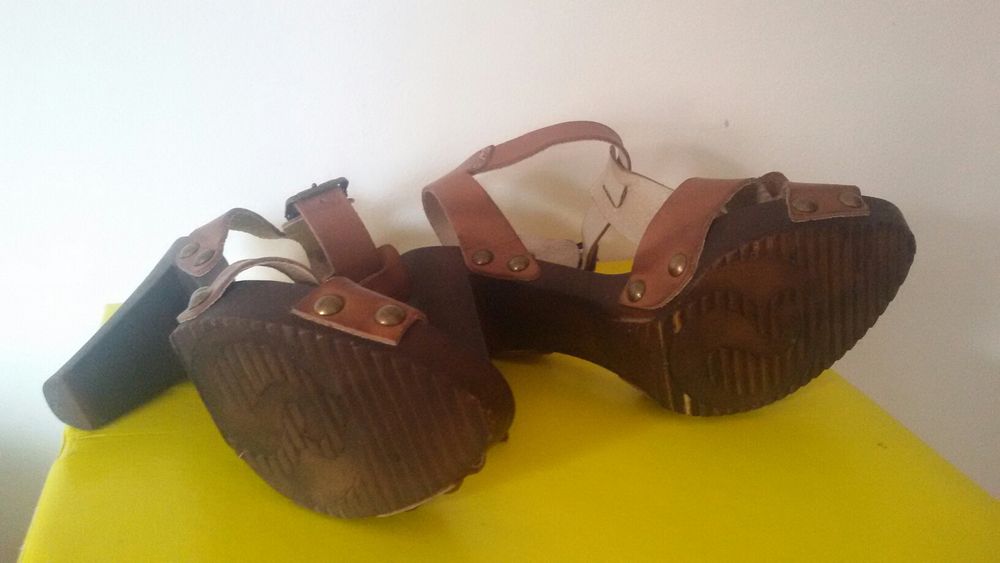 Vendo um par de sandálias em pele n35