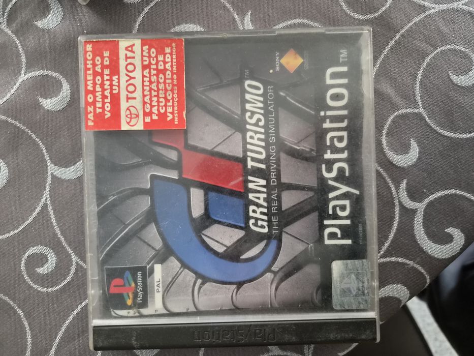 Misto de jogos para PC e ps1 mais consola ps1 com 3 comandos , nao sei se funciona